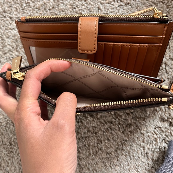 Michael Kors Monogram Wallet/Wristlet/Phone pouch - Picture 10 of 11